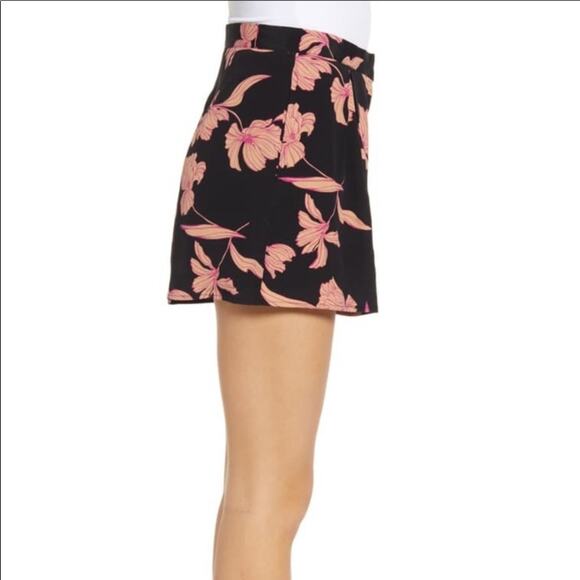 Code X Mode Black Floral pleated shorts - Picture 3 of 10